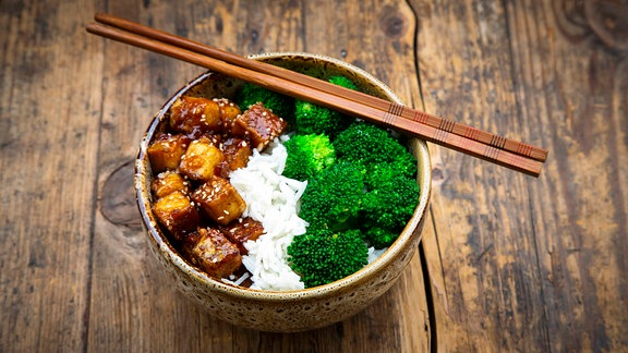 Bowl mit Reis, Gemüse und Tofu