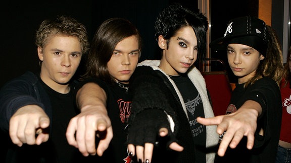 Die Mitglieder der Magdeburger Boyband Tokio Hotel, Gustav Schäfer (l-r), Georg Listing, Bill Kaulitz und Tom Kaulitz, aufgenommen in Berlin bei der Platin-Auszeichnung für ihr Album "Schrei" (Archivfoto vom 05.12.2005)