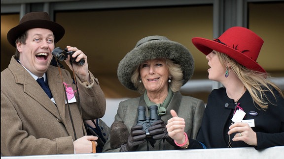 Camilla, Duchess of Cornwall, auf einem Pferderennen mit ihrem Sohn Tom Parker Bowles and seiner Schwester Laura Lopes