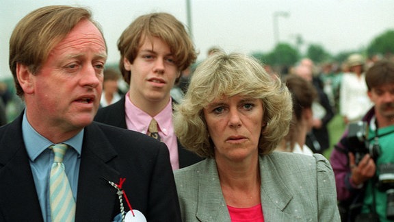 Als die heutige Königin noch Parker-Bowles hieß. Camilla mit ihrem damaligen Ehemann Andrew und Sohn Tom bei einem Polospiel in Windsor am 07.06.1992.