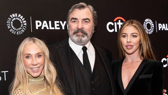 Schauspieler Tom Selleck in Begleitung bei einem öffentlichen Event