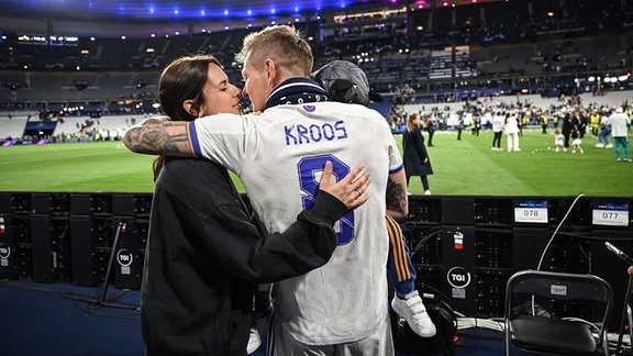 Toni Kroos küsst seine Frau Jessica.