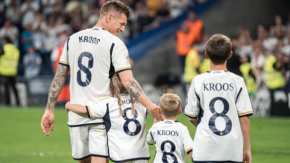 Toni Kroos mit seinen Kindern