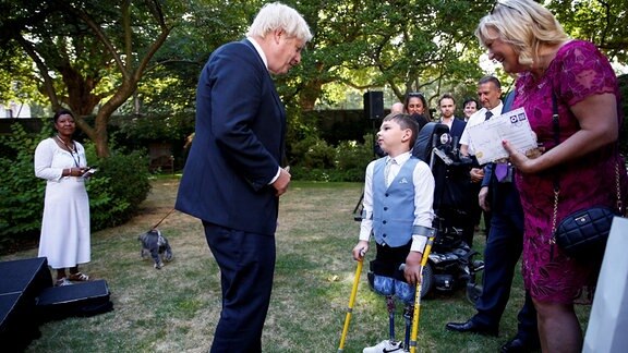 Der britische Premierminister Boris Johnson trifft Tony Hudgell während eines Empfangs für die Gewinner des Points of Light Award in der Downing Street, London