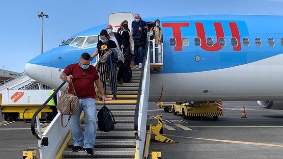 Urlauber steigen aus einem Flugzeug, das von London Gatwick nach Madeira gestartet war. 