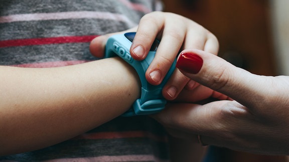 GPS-Smart-Kinderuhr an der Hand eines kleinen Mädchens.
