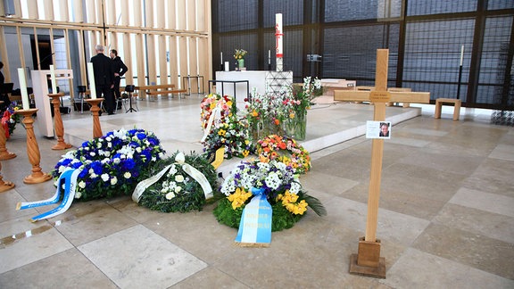 Kränze bei der Trauerfeier für Fritz Wepper in der Herz Jesu Kirche in München-Neuhausen.