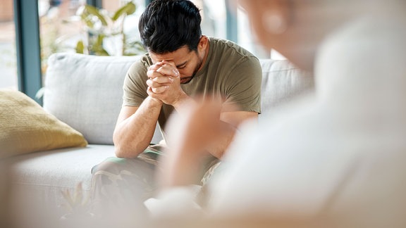 Junger Mann beim Psychologen