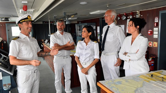 Kapitän Max Parger (Florian Silbereisen, l) hat eine Überraschung für seine Crew: Ein Landausflug in die schwedischen Schären zwecks Teambuilding. Staff-Kapitän Martin Grimm (Daniel Morgenroth, 2.v.l), Dr. Jessica Delgado (Collien Ulmen-Fernandes, M), Oskar (Harald Schmidt, 2.v.r) und Hanna Liebhold (Barbara Wussow, r) sehen dem Ganzen mit gemischten Gefühlen entgegen.