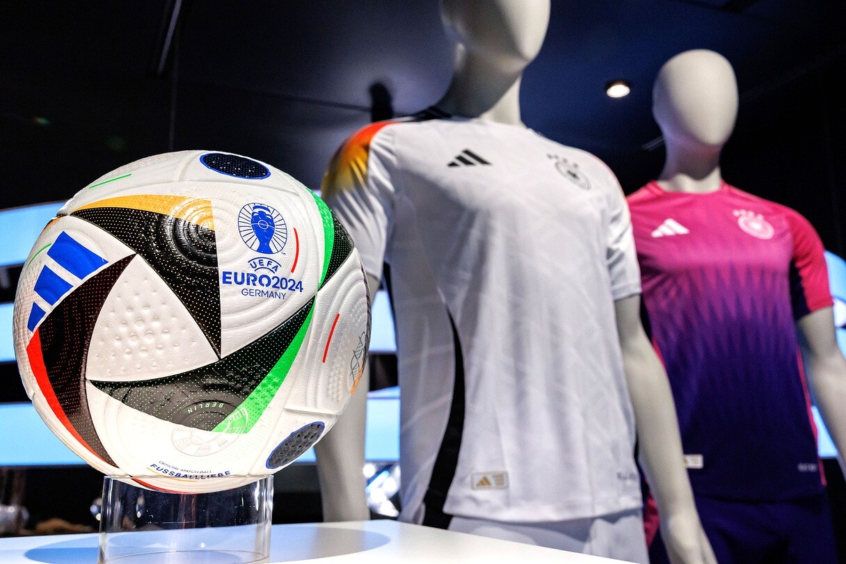 Ball und Trikots der deutschen Fußball-Nationalmannschaft EM 2024 | Bildrechte: picture alliance/dpa | Daniel Karmann Ball und Trikots der deutschen Fußball-Nationalmannschaft EM 2024