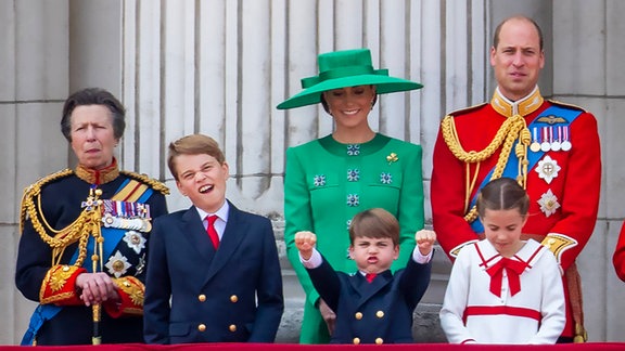 Princess Anne, Herzogin Catherine, Prinz William, Prinz Louis, Prinz George, Prinzessin Charlotte bei den Feierlichkeiten von Trooping the Colour auf dem Balkon des Buckingham Palastes am 17.06.2023.