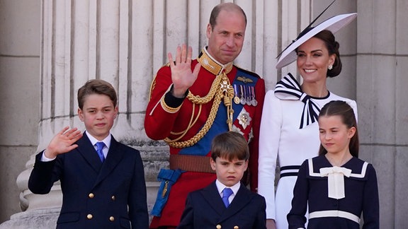 Prinz William, Prince of Wales, Kate, Princess of Wales, stehen auf dem Balkon des Buckingham Palastes mit ihren Kindern Prinz George, Prinz Louis und Prinzessin Charlotte.