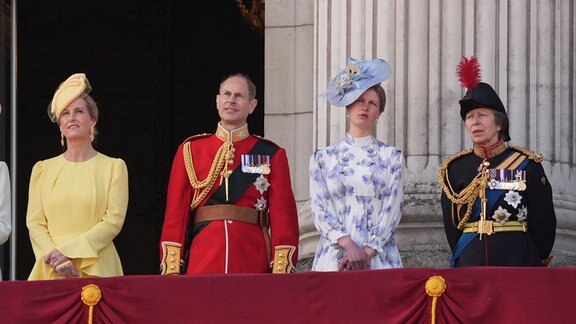 Die Herzogin von Edinburgh, Sophie (l-r), der Herzog von Edinburgh, Prinz Edward, Lady Louise Windsor und die Prinzessin Royal, Anne, auf dem Balkon des Buckingham Palace, nach der Trooping the Colour-Zeremonie, während König Charles seinen offiziellen Geburtstag feiert.