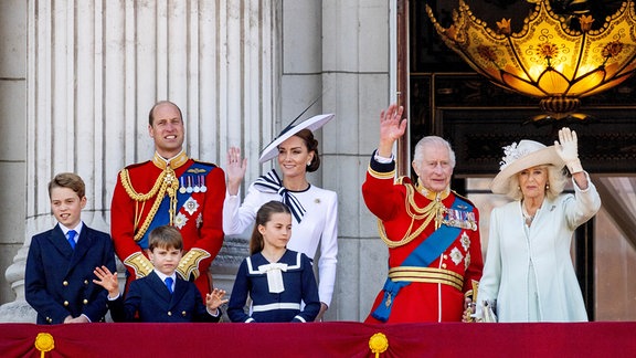König Charles III und Königin Camilla, Prinz William, Prinzessin Kate, Prinz George, Prinzessin Charlotte und Prinz Louis auf dem Balkon des Buckingham Palace
