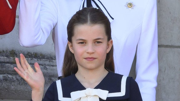 Prinzessin Kate und Prinzessin Charlotte winken.