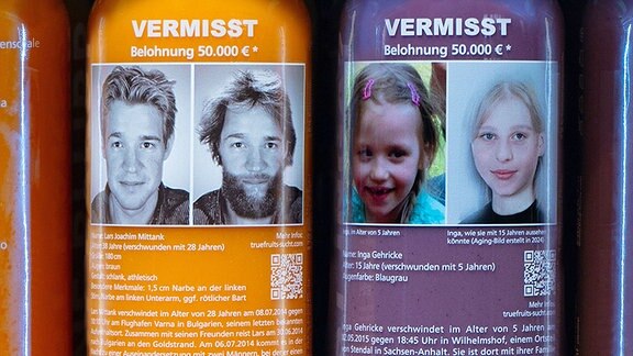 Das Bild der seit neuneinhalb Jahren vermissten Inga ist auf der Flasche des Smoothie-Herstellers true fruits (rechts) zu sehen. 