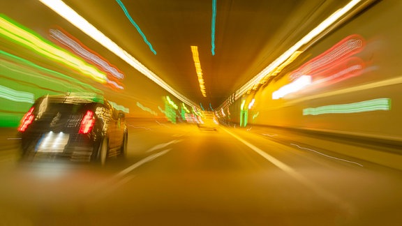 Autos fahren durch einen Tunnel