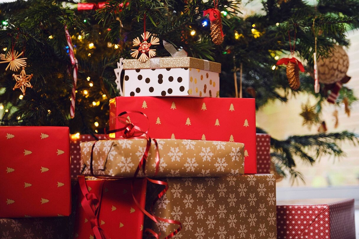 Geschenke liegen unter einem Weihnachtsbaum