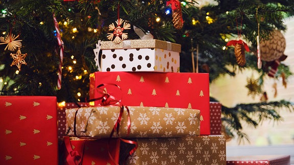 Geschenke liegen unter einem Weihnachtsbaum