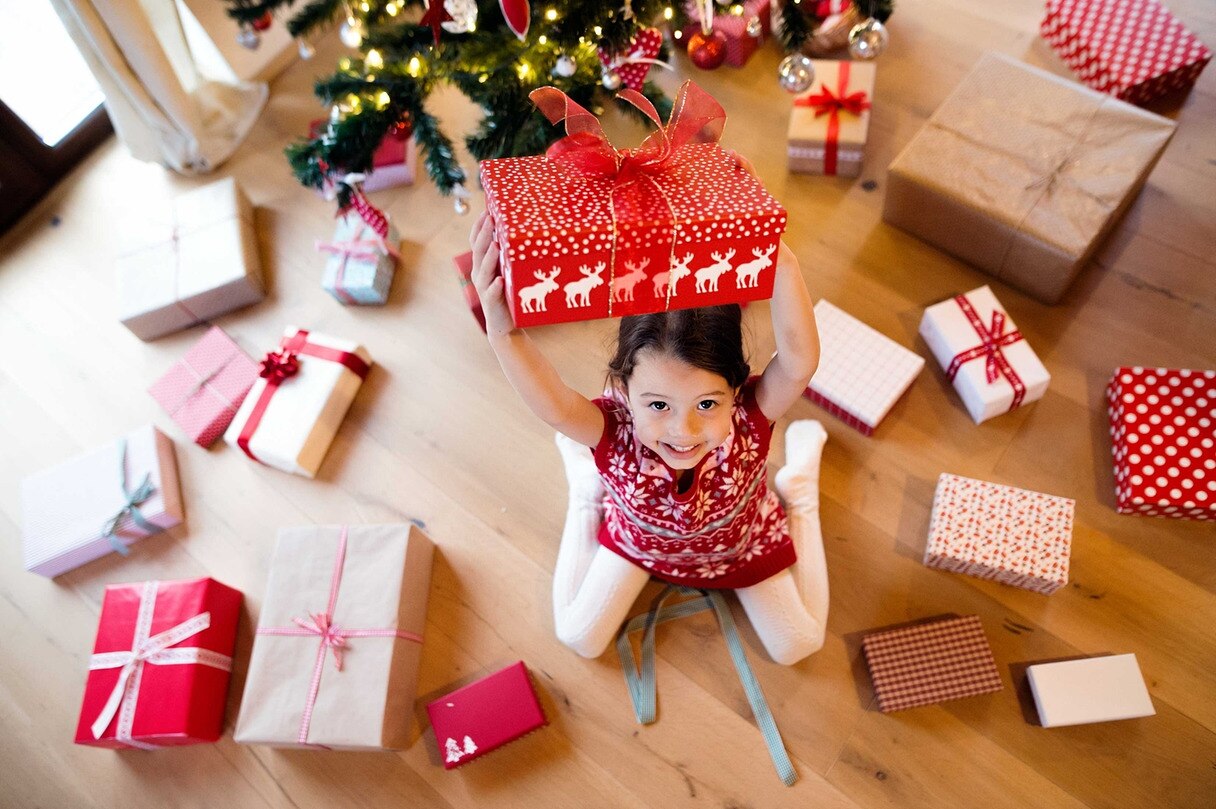 Ein Mädchen freut sich über ein Weihnachtsgeschenk