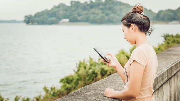 Frau im Urlaub am Handy