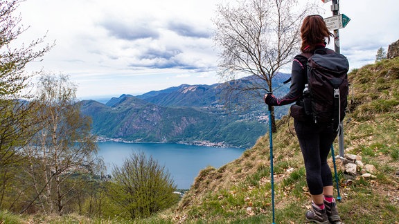 Frau beim Wandern im Gebirge
