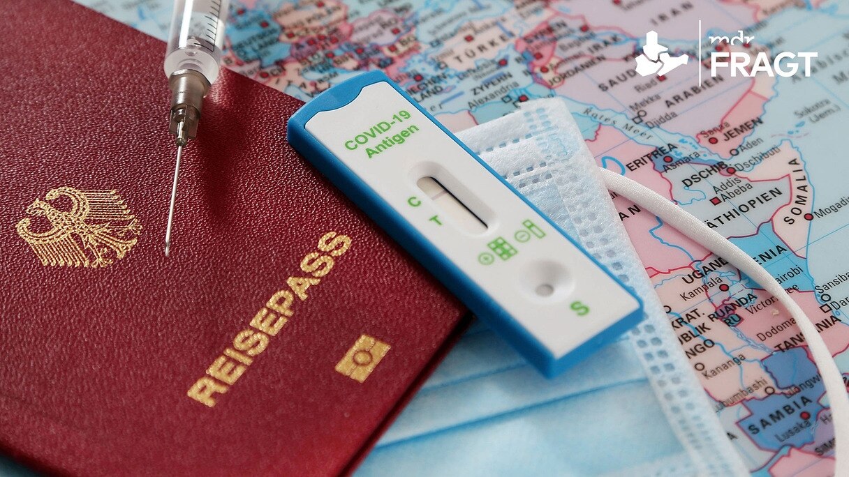 Reisepass, Schutzmaske, Schnelltest und Spritze auf einer Landkarte | Bildrechte: IMAGO / avanti Reisepass, Schutzmaske, Schnelltest und Spritze auf einer Landkarte
