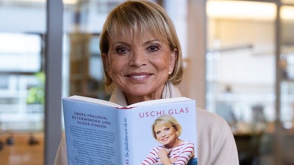 Uschi Glas, Schauspielerin, hält bei einem Interview mit der Deutschen Presse-Agentur ihr Buch «Ein Schätzchen war ich nie» in den Händen. 