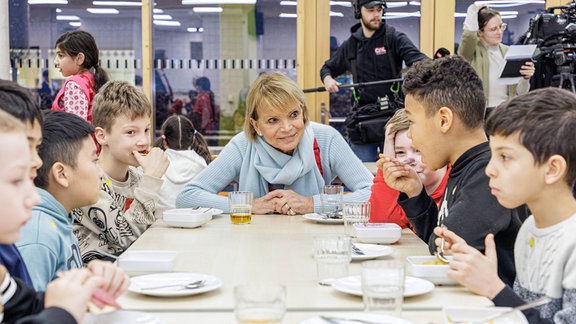 Der Verein brotZeit sorgt mit zahlreichen Ehrenamtlichen dafür, dass Kinder an Grundschulen ein gesundes kostenloses Frühstück erhalten. NRW-Ministerpräsident Hendrik Wüst und Schulministerin Dorothee Feller besuchen die Mosaik-Schule in Krefeld. Bei einem Frühstück tauschen sie sich mit Schülerinnen und Schülern, Lehrerinnen und Lehrern sowie ehrenamtlich Engagierten des Vereins brotZeit aus. An dem Termin nimmt auch die Vorsitzende des Aufsichtsrats und Gründerin von brotZeit Uschi Glas teil. 