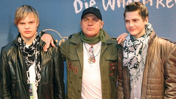 Der Schauspieler Uwe Ochsenknecht und seine Söhne Wilson Gonzalez (l) und Jimi Blue zur Premiere ihres Films "Die Wilden Kerle 4" in den Mathäserfilmpalast in München. 
