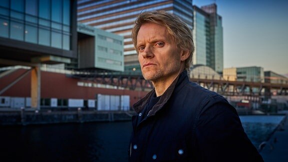 Kommissar Van der Valk (Marc Warren)