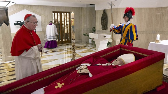 Die Zeremonie zur Bestätigung des Todes und zur Beisetzung des Leichnams von Papst Franziskus in der Kapelle im Erdgeschoss der Casa Santa Marta