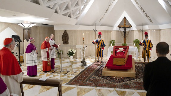 Die Zeremonie zur Bestätigung des Todes und zur Beisetzung des Leichnams von Papst Franziskus in der Kapelle im Erdgeschoss der Casa Santa Marta