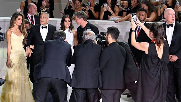 Brad Pitt, George Clooney, Amal Clooney und Ines de Ramon kommen auf den roten Teppich zum Filmfest Venedig