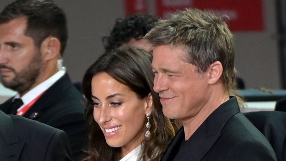 Ines De Ramon und Brad Pitt auf dem roten Teppich in Venedig