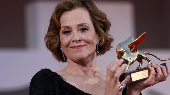 Sigourney Weaver mit dem goldenen Löwen auf der Biennale di Venezia 