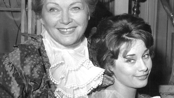 Olga Tschechowa gemeinsam mit ihrer Enkeltochter Vera Tschechowa (r) in dem Stück "Es regnet in mein Haus" im Berliner Theater auf der Bühne, 1960.