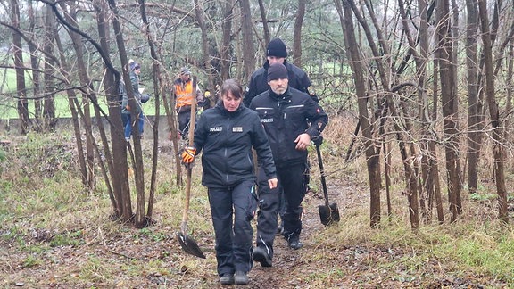 Polizisten suchen auf einem ehemaligen Militärgelände einige Kilometer westlich von Stendal nach Spuren im Fall der fünfjährige Inga. 