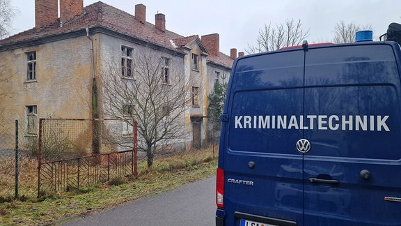 Ein Fahrzeug der Kriminaltechnik steht neben einem leerstehenden Gebäude einige Kilometer westlich von Stendal. 