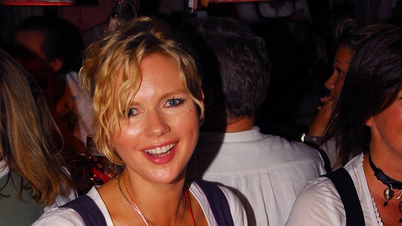 Schauspielerin Veronica Ferres (GER) gut gelaunt mit einer Maß Bier im Käfer Zelt auf dem Oktoberfest in München