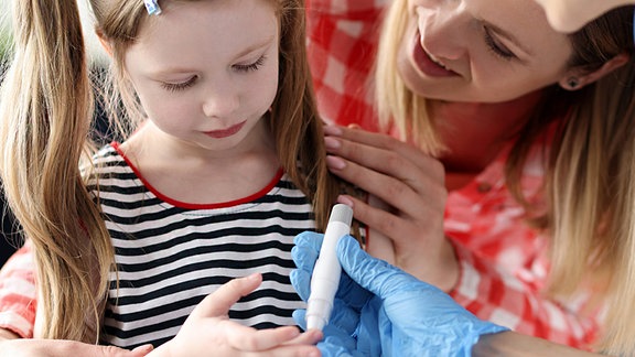 Illustration: Mutter mit Tochter beim Kinderarzt zur Blutabnahme