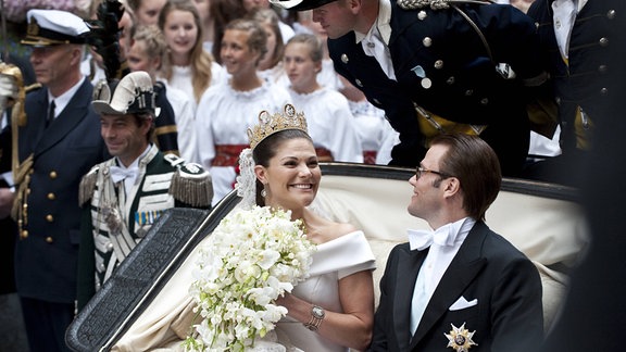 Victoria und ihr Ehemann Daniel Westling in einer Kutsche nach der Trauung.