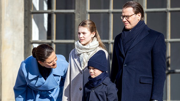 Kronprinzessin Victoria von Schweden, Prinz Daniel von Schweden, Prinzessin Estelle von Schweden und Prinz Oscar von Schweden nehmen am 12. März 2024 am Namenstag der Kronprinzessin 2024 im Königlichen Palast in Stockholm teil.