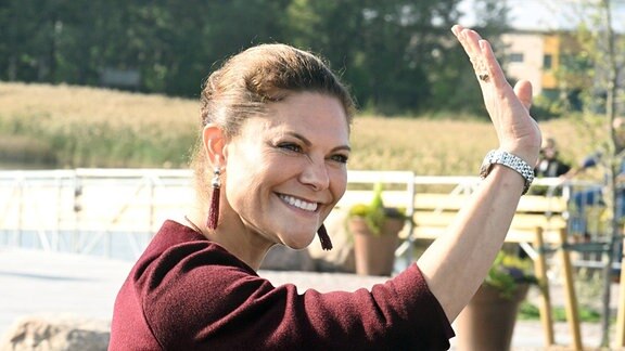 Victoria von Schweden winkt.