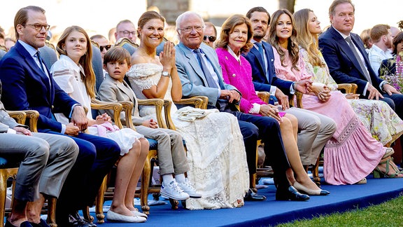 Die schwedische Königsfamilie bei den Feierlichkeiten zu Kronprinzessin Victorias Geburtstag.