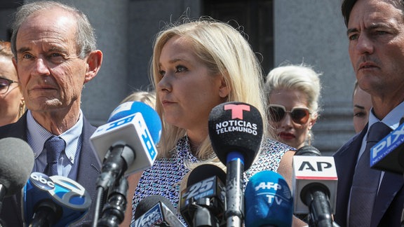 Virginia Roberts Giuffre spricht im Fall Epstein mit Journalisten vor einem Gericht in Manhattan