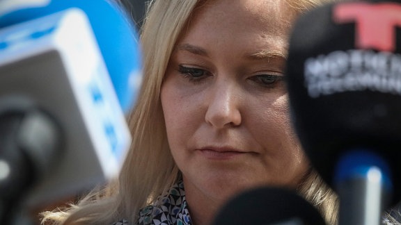 Virginia Roberts Giuffre spricht im Fall Epstein mit Journalisten vor einem Gericht in Manhattan