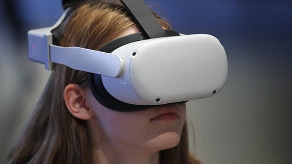 Eine junge Frau trägt eine VR-Brille