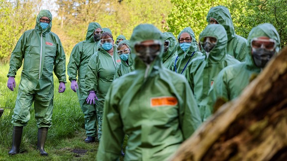 Tierärzte und Helfer im Einsatz bei einer Tierseuchenübung. In Zusammenarbeit mit weiteren Kreisen probt der Ennepe-Ruhr-Kreis, was bei einem Ausbruch der Vogelgrippe zu tun wäre.
