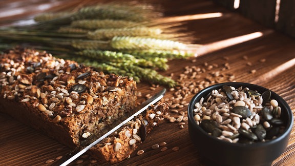 Vollkornbrot, von dem eine Scheibe abgeschnitten wurde